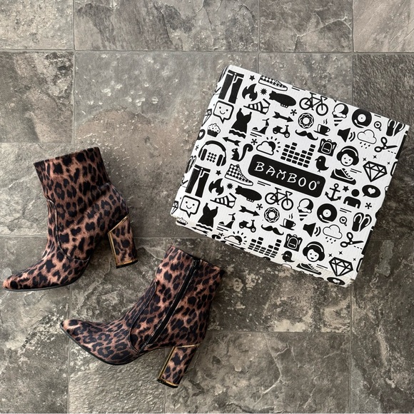 Bamboo Women’s Leopard Booties Gold Heel Detail Size 7 - Picture 2 of 6